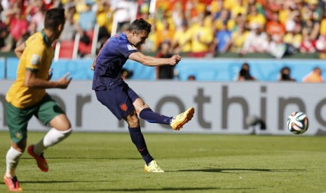 Striker Timnas Belanda, Robin van Persie (kanan), melepaskan tembakan menjebol gawang Australia di laga Grup B Piala Dunia 2014 di Stadion Beira Rio, Porto Alegre, Rabu (18/6). 