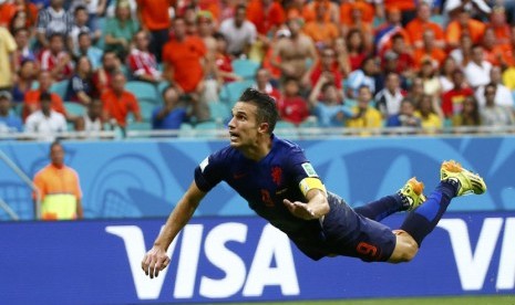 Striker Timnas Belanda, Robin van Persie, melepaskan sundulan brilian menjebol gawang Spayol dalam laga Grup B Piala Dunia 2014 di Arena Fonte Nova, Salvador, Jumat (13/6). 