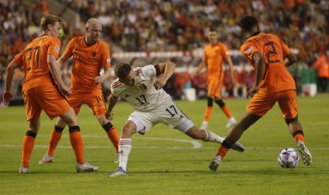 Striker Timnas Belgia, Leandro Trossard (tengah), dikepung pemain Belanda saat kedua tim bertarung di pertandingan pembuka penyisihan Grup D4 UEFA Nations League di Stadion Raja Boudoin, Brussel, pada Sabtu (4/6) dini hari WIB.