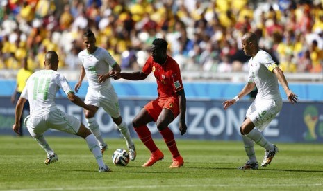 Striker Timnas Belgia, Romelu Lukaku (dua kanan), dikepung pemain Aljazair saat kedua tim bertemu di laga Grup H Piala Dunia 2014 Brasil di Stadion Mineirao, Belo Horizonte, Selasa (17/6). 