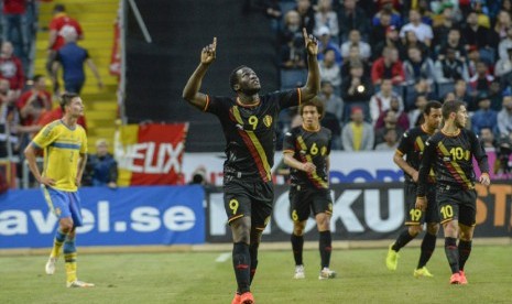 Striker timnas Belgia, Romelu Lukaku (tengah), melakukan selebrasi usai menjebol gawang timnas Swedia dalam laga internasional di Friends Arena, Solna, Swedia, Ahad (1/6). 