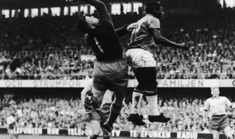 Striker Timnas Brasil, Pele (kanan), melompat saat menghadapi Swedia di final Piala Dunia 1958.