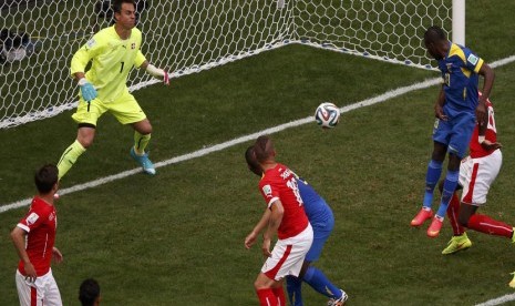 Striker Timnas Ekuador, Enner Valencia (dua kanan), menanduk bola menjebol gawang Swiss di laga Grup E Piala Dunia 2014 di Stadion Nasional, Brasilia, Ahad (15/6).