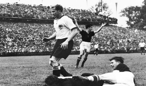 Striker Timnas Hungaria, Ferenc Puskas (kanan), melepaskan tembakan saat menghadapi Jerman di final Piala Dunia 1954. 