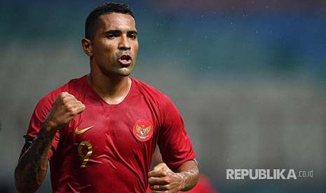 Striker Timnas Indonesia Alberto Goncalves merayakan golnya di Stadion Wibawa Mukti Bekasi, Rabu (10/10.