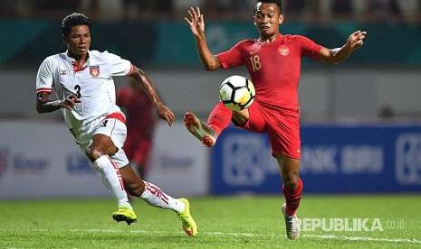 Striker Timnas Indonesia Irfan Jaya (kanan) mengejar bola dibayangi pemain pesepak bola Myanmar Thein Than Win di Stadion Wibawa Mukti Bekasi, Rabu (10/10.