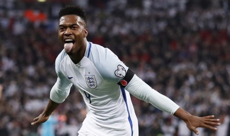 Striker timnas Inggris, Daniel Sturridge merayakan golnya ke gawang Skotlandia pada laga kualifikasi Piala Dunia 2018 di stadion Wembley, Sabtu (12/11). Inggris menang telak, 3-0.