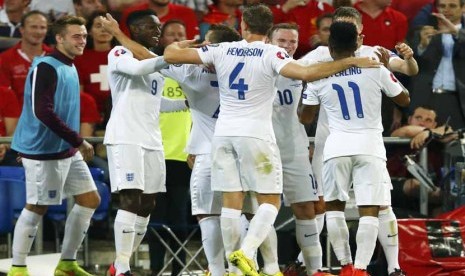 Striker Timnas Inggris, Danny Welbeck (dua kiri), bersama rekan setimnya melakukan selebrasi usai membobol gawang Swiss di laga kualifikasi Piala Eropa 2016 di Sankt Jakob-Park stadium, Basel, Swiss, Senin (8/9). 