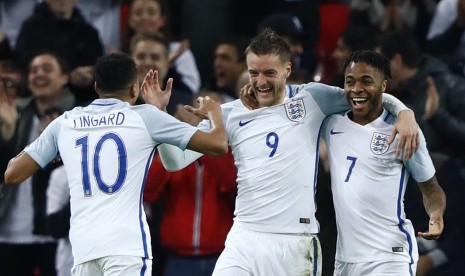 Striker timnas Inggris, Jamie Vardy (tengah) merayakan gol bersama rekan setimnya saat laga persahabatan melawan Spanyol di stadion Wembley, London, Rabu (16/11) dini hari WIB. Laga berakhir imbang 2-2.