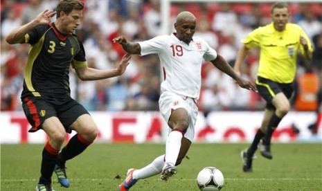 Striker timnas Inggris, Jermain Defoe (tengah), mengontrol bola melewati hadangan pemain Belgia, Jan Vertonghen, dalam laga uji coba di Stadion Wembley, London, pada Sabtu (2/6).