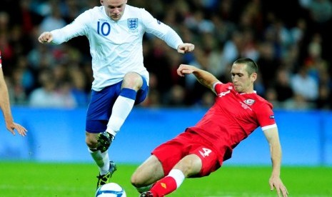 Striker Timnas Inggris, Wayne Rooney (kiri)