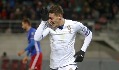 Striker timnas Italia, Andrea Belotti merayakan golnya ke gawang Liechstenstein pada laga kualifikasi Piala Dunia 2018 di stadion Rheinpark, Vaduz, Ahad (13/11) dini hari WIB. Belotti mencetak dua gol pada laga ini.