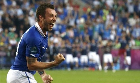  Striker timnas Italia, Antonio Cassano, merayakan golnya ke jala Republik Irlandia di laga terakhir Grup C Piala Eropa 2012. 