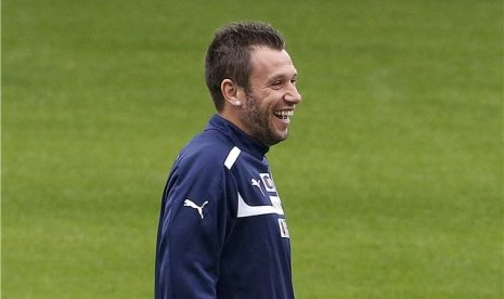  Striker timnas Italia, Antonio Cassano, tersenyum saat menggelar sesi latihan timnas di Stadion Cracovia, Krakov, Polandia, pada Senin (11/6). 