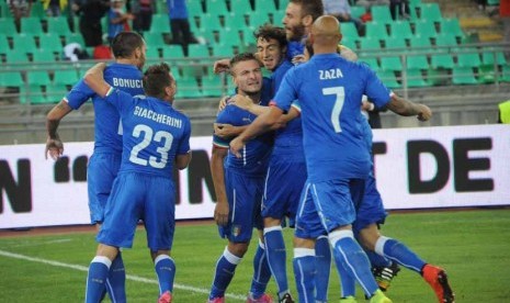 Striker Timnas Italia, Ciro Immobile (tengah), melakukan selebrasi bersama rekan usai menjebol gawang Belanda di laga internasional di Stadion San Nicola, Bari, Kamis (4/9). 