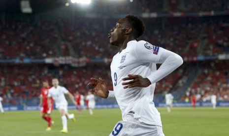 Striker Timnas Inggris, Danny Welbeck, melakukan selebrasi usai menjebol gawang Swiss di laga kualifikasi Piala Eropa 2016 di Stadion St. Jakob-Park, Basel, Swiss, Senin (8/9). 