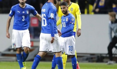 Striker timnas Italia, Lorenzo Insigne (kanan) pada laga playoff kualifikasi Piala Dunia 2018 lawan Swedia di Stockholm, Sabtu (11/11) dini hari WIB. Italia kalah 0-1 pada laga ini.