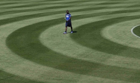 Striker Timnas Italia, Mario Balotelli, berjalan di lapangan saat mengikuti sesi latihan di Coverciano, Florence, Rabu (21/5). 