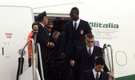 Striker Timnas Italia, Mario Balotelli (kanan atas), bersama rekan setimnya tiba di Rio de Janeiro, Brasil, pada Jumat (6/6). 