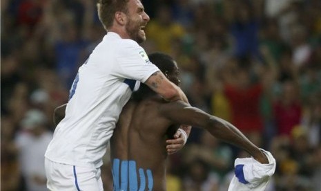 Striker timnas Italia, Mario Balotelli (kanan), melakukan selebrasi lepas baju usai menjebol gawang Meksiko dalam laga Grup A Piala Konfederasi di Stadion Maracana, Rio de Janeiro, Brasil, Ahad (16/6). 