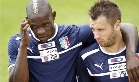 Striker timnas Italia, Mario Balotelli (kiri) dan Antonio Cassano, berbincang saat melakukan sesi latihan di Coverciano, Florence, Italia, beberapa waktu lalu. 