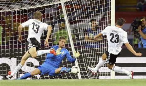 Striker timnas Jerman, Mario Gomez, melepaskan tembakan saat menghadapi Belanda di laga Grup B Piala Eropa 2012 di Kharkiv, Ukraina, pada Rabu (13/6). 