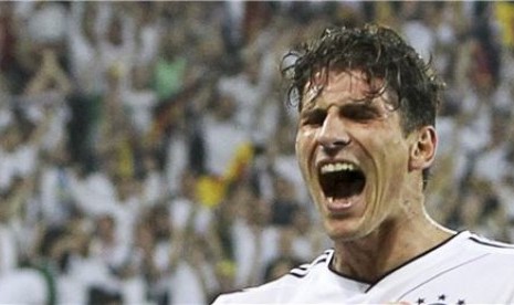 Striker timnas Jerman, Mario Gomez, meluapkan emosi kegembiraannya usai menjebol gawang Portugal di laga Grup B Piala Eropa 2012 di Lviv, Ukraina, Sabtu (9/6). 