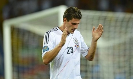 Striker timnas Jerman, Mario Gomez, merayakan gol keduanya saat menghadapi Belanda di laga Grup B Piala Eropa 2012 Piala Eropa di Kharkiv, Ukraina, pada Rabu (13/6). 