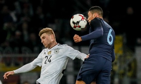 Striker timnas Jerman, Timo Werner (kiri) pada laga persahabatan lawan Inggris, di Dortmund, Kamis (23/3) dini hari WIB. Werner mengalami cedera pada laga itu.