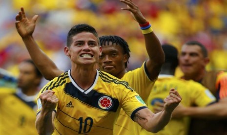 Striker Timnas Kolombia, James Rodriguez (kiri), melakukan selebrasi usai menjebol gawang Pantai Gading di laga Grup C Piala Dunia 2014 di Stadion Nasional, Brasilia, Kamis (19/4). 