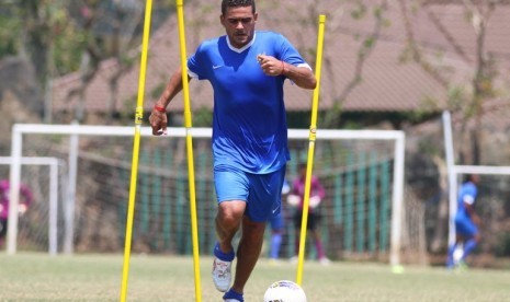 Striker Timnas KPSI Cristian Gonzales saat pemusatan latihan di Malang