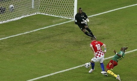 Striker Timnas Kroasia, Ivica Olic (dua kanan), menceploskan bola ke gawang Kamerun di laga Grup A Piala Dunia 2014 di Arena Amazonia, Manaus, Rabu (18/6). 