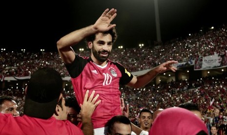 Striker Timnas Mesir, Mohamed Salah, melakukan selebrasi usai timnya memastikan diri lolos ke putaran utama Piala Dunia 2018 setelah mengalahkan Kongo di laga kualifikasi Grup E di Stadion El Arab, Alexandria, Mesir, Ahad (8/10). 