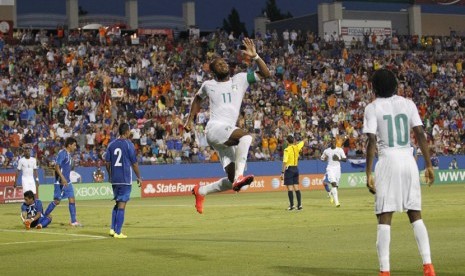   Striker Timnas Pantai Gading, Didier Drogba (tengah), melakukan selebrasi usai menjebol gawang Elsalvador dalam laga uji coba di Frisco, Texas, Rabu (4/6). 