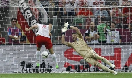 Striker timnas Polandia, Robert Lewandowski (kiri), melepaskan sundulan untuk membawa timnya unggul sementara 1-0 dari Yunani di laga pembuka Grup A Piala Eropa 2012 di Stadion Nasional, Warsawa, Jumat (8/6). 