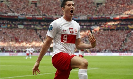 Striker timnas Polandia, Robert Lewandowski, melakukan selebrasi usai menjebol jala Yunani dalam laga perdana Grup A Piala Eropa 2012 di Stadion Nasional, Warsawa, Jumat (8/6). 