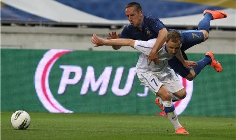 Striker timnas Prancis, Franck Ribery, berduel dengan defender Estonia, Sander Puri, dalam laga uji coba di Le Mans, Prancis, Selasa (5/6). 