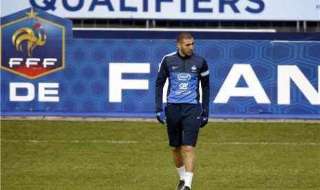 Striker timnas Prancis, Karim Benzema, berjalan saat sesi latihan bersama timnas di Stade de France, St-Denis, Paris, jelang laga kualifikasi Piala Dunia 2014.  