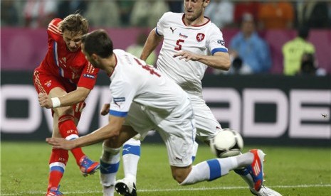 Striker timnas Rusia, Roman Pavlyuchenko (kiri), melepaskan gol ke gawang Republik Ceska di laga Grup A Piala Eropa 2012 di Wroclaw, Polandia, Jumat (8/6). 