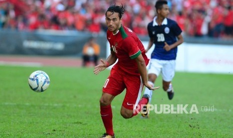 Striker timnas Seagames XXIX 2017 Indonesia Ezra Walian mengejar bola dalam pertandingan Grup B melawan Kamboja di Selangor, Malaysia, Kamis (24/8)