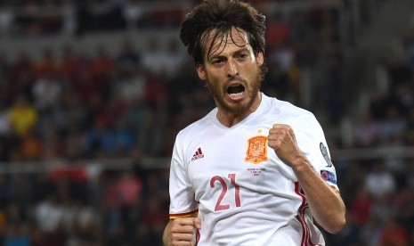 Striker timnas Spanyol, David Silva merayakan golnya ke gawang Makedonia pada laga kualifikasi Piala Dunia 2018 di Skopje, Senin (12/6) dini hari WIB. Spanyol menang 2-1.