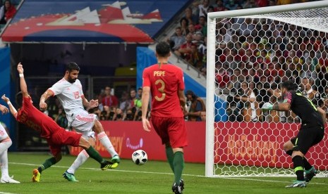 Striker Timnas Spanyol, Diego Costa (tengah), melepaskan tembakan saat menghadapi Portugal di laga Grup B Piala Dunia 2018 di Sochi, Rusia, Jumat (15/6). 