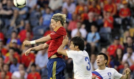 Striker timnas Spanyol, Fernando Torres (kiri), berebut bola dengan pemain Korea Selatan, Yong Hyung Cho (tengah) dan Hyo Jin Choi, dalam laga uji coba di Stadion Stade de Suisse stadium, Bern, Swiss, Rabu (30/5). 