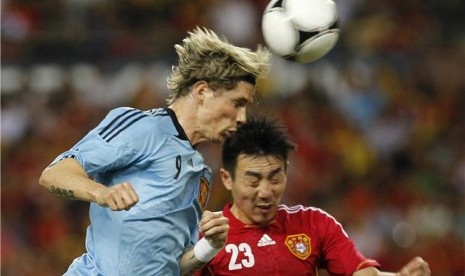 Striker timnas Spanyol, Fernando Torres (kiri), terlibat duel udara dengan pemain Cina, Qing Sheng, dalam laga uji coba di Sevilla, Spanyol, pada 3 Juni. 