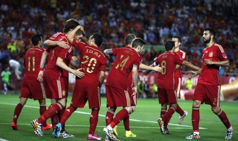 Striker timnas Spanyol, Fernando Torres (tiga kiri), melakukan selebrasi bersama rekan setimnya usai menjebol gawang Bolivia dalam laga internasional di Stadion Ramon Sanchez Pizjuan, Sevilla, Jumat (30/5). 