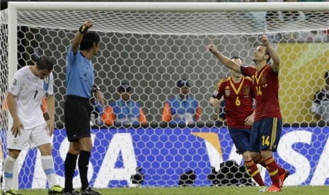 Striker timnas Spanyol, Roberto Soldado (kanan), melakukan selebrasi usai menjebol gawang Uruguay di Piala Konfederasi 2013 di Arena Pernambuco, Recife, Brasil, Ahad (16/6). 