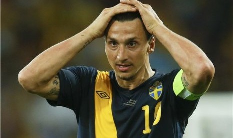  Striker timnas Swedia, Zlatan Ibrahimovic, tampak kecewat setelah timnya kalah dari Ukraina di laga Grup D Piala Eropa 2012 di Stadion Olimpiade, Kiev, Ukraina, pada Senin (11/6). 