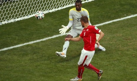 Striker Timnas Swiss, Haris Seferovic, melepaskan tembakan menjebol gawang kiper Ekuador, Alexander Dominguez, dalam laga Grup E Piala Dunia 2014 di Stadion Nasional, Brasilia, Ahad (15/6). 