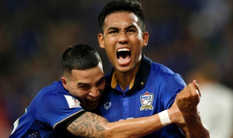 Striker timnas Thailand, Teerasil Dangda (kanan).