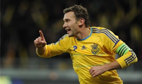 Striker timnas Ukraina, Andriy Shevchenko, melakukan selebrasi usai mencetak gol dalam laga persahabatan lawan Jerman di Kiev. 